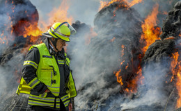100 Heuballen geraten in Brand: Feuerwehr muss Pferdeherde schützen