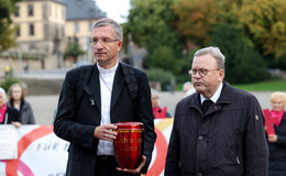Urne mit "verbrannter Erde" für Fuldas Bischof Dr. Michael Gerber