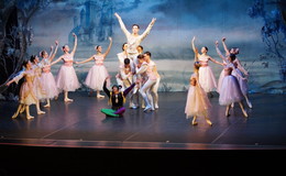 Junge Elevinnen tanzen mit dem "Italien National Ballet"