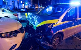 Polizeiwagen fährt über rote Ampel und kracht in anderes Fahrzeug