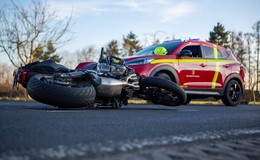 In Gegenverkehr: Motorradfahrerin (25) tödlich verletzt