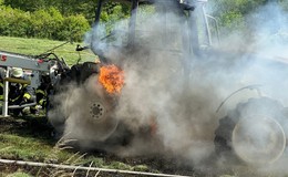 Traktor gerät nahe Kirchhasel in Brand: B 84 war voll gesperrt