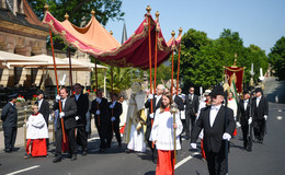 Pontifikalamt im Fuldaer Dom – Prozession durch die Innenstadt