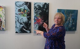 Farbenfrohe Zaubereien von Bettina Hermann im Foyer der Fuldaer Zeitung
