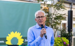 Hessens Vize-Ministerpräsident Al-Wazir lobt Integrations-Fußball-Projekt