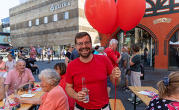 Genossen feiern ihr Sommerfest mit Würstchen, Bier und Überzeugungsarbeit