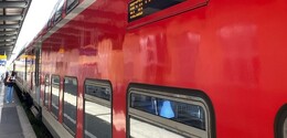 Randale im Regional Express: Acht Zugscheiben zerstört