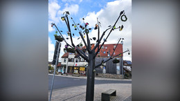 "Lebensthemen-Baum" zum Osterfest geschmückt