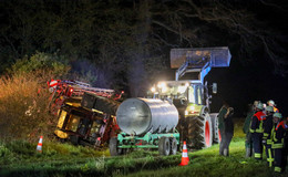 Traktor-Anhänger umgekippt - Gefahrstoffe ausgelaufen