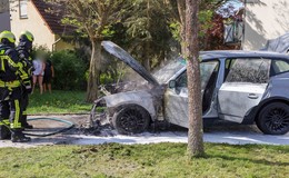 Feuerwehr im Einsatz: Motorraum von Auto in Brand geraten