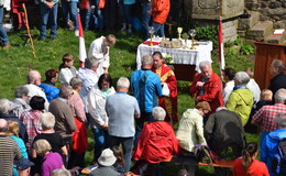 Rund 500 Besucher: Gottesdienst zum Pfingstmontag auf der Milseburg
