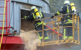 Bei Holzbaufirma: Mitarbeiter entdecken Brand in Späne-Silo