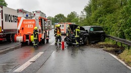 Mercedes-Fahrer verliert Kontrolle über Fahrzeug und kracht in Sattelzug