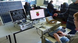 Schüler programmieren an Mini-PC direkt mit Strom aus einem Solarkoffer