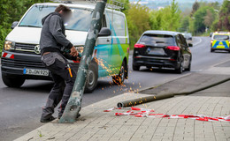 Unfall in der Wiener Straße: Taxi kollidiert am Sonntag mit Laternenmast