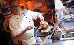 Beef-Küchenparty: Gourmet-Freunde blicken Koch-Profis über die Schulter