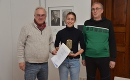 Leichtathletin Eva Jansohn mit Hünfelds Kleinem Stadtpokal ausgezeichnet