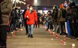 Mahnwache in Zeiten der Pandemie - 334 brennde Kerzen für Corona-Opfer