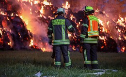 Rund 240 Heuballen geraten in Brand: Polizei schließt Brandstiftung nicht aus
