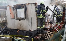 Brennende Gartenhütte erfordert großen Feuerwehreinsatz - Ursache unklar