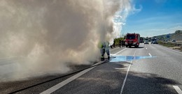 BMW fängt Feuer an der A66 - 18 Einsatzkräfte der Feuerwehr vor Ort
