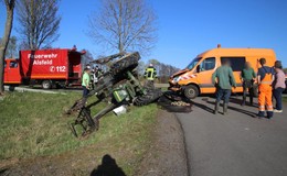 Auf der B254 bei Eudorf: Unfall zwischen Kastenwagen und Traktor