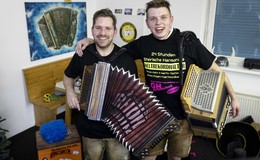 "Quetschen" was das Zeug hält: Harmonika-Duo fiebert Weltrekord entgegen
