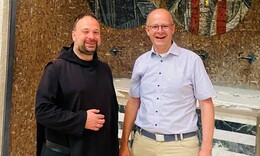 MdB Michael Brand (CDU) gratuliert Pater Nikodemus Schnabel