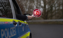 Promille-Crash: Opel-Fahrerin (28) verwüstet Verkehrsinsel und flüchtet