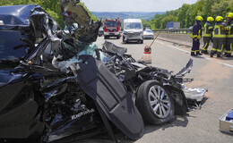 Schwerer Unfall auf der A7: Drei Fahrzeuge kollidieren am Reckeröder Berg