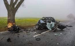 Alleinunfall auf der L3139: Pkw kracht gegen Baum - Fahrer (25) tödlich verletzt