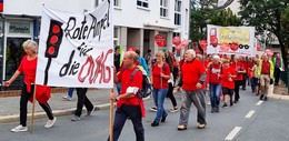 "Rote Ampel für die OVAG": 100 Menschen beim Wasser-Protestzug