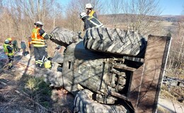 Rückeschlepper umgekippt: Feuerwehr im Einsatz
