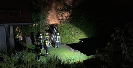 Feuerwehreinsatz: Einsatzkräfte verhindern Übergreifen der Flammen