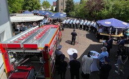 Neues Feuerwehrfahrzeug und Tragkraftspritze feierlich übergeben