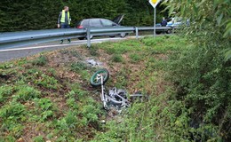 Schwerer Unfall auf der Landstraße 3204: Motorrad fliegt über Leitplanke