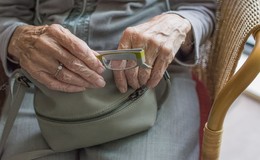 Zeugen nach Raub von Handtasche einer 71-Jährigen gesucht