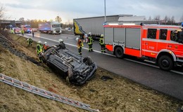 Direkt nach dem Tunnel: Unfall auf der A66 - Mercedes landet auf Dach