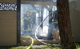 Gartenhütte in Brand: Vier Feuerwehren löschen die Flammen
