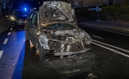 In der Wiener Straße: Motor eines VW-Polos fängt Feuer - Niemand verletzt