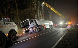 Tanklastzug mit 30.000 Litern Diesel rutscht in Straßengraben