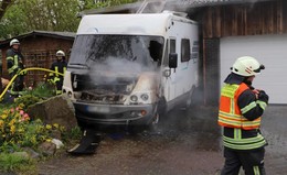 In Asbach: Wohnmobilbrand in einem Carport - Feuerwehr vor Ort