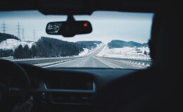 ADAC warnt: Winterjacken können im Auto zur Gefahr werden