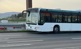Opel und Linienbus kollidieren im Kreuzungsbereich: 11.000 Euro Schaden
