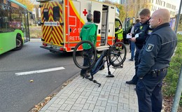 Auto touchiert Fahrrad und bringt Radler zu Fall