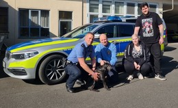 Nach Unfall auf der Autobahn: Polizisten freunden sich mit Labrador an