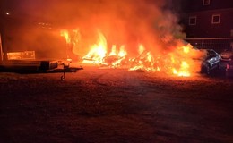 Autos stehen in Flammen - Wohnhaus evakuiert