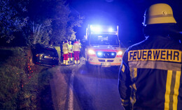 Alleinunfall bei Weyhers: BMW schleudert über Feld und prallt gegen Baum