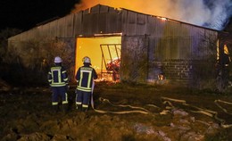 Feldscheune brennt mitten in der Nacht komplett aus - 200.000 Euro Schaden