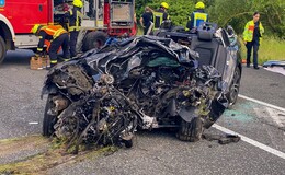 Junger Mann (29) tödlich verunglückt: Mit VW gegen Lastwagen geprallt